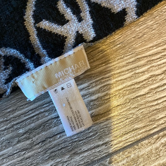 Michael Kors  scarf - Picture 6 of 14